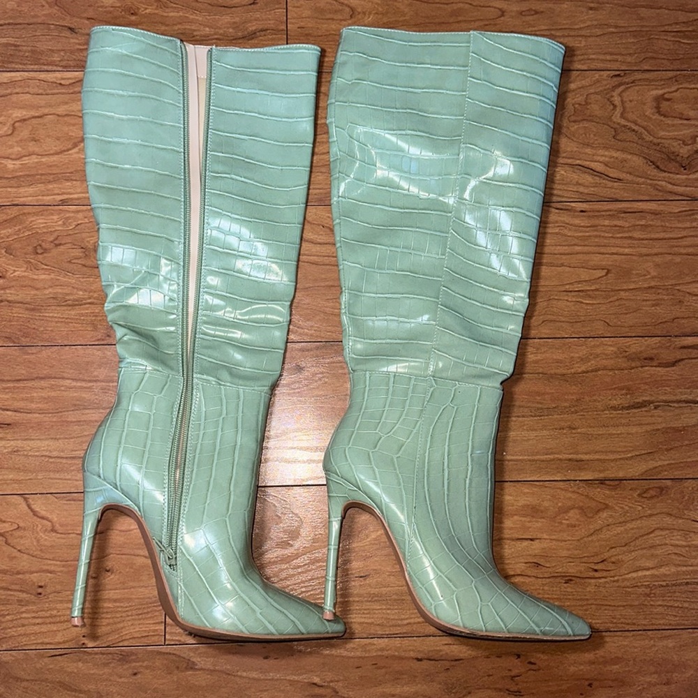 Long alligator 🐊 pattern heeled boots